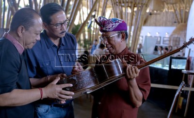Pemeran Gitar Ukir Wayan Tuges Resmi Dibuka di Restoran Wanaku