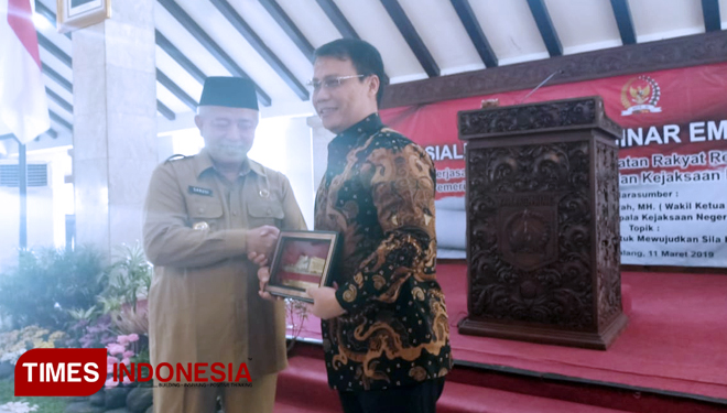 Wakil Ketua MPR RI Dr Ahmad Basarah MA saat menerima cinderamata dari Plt Bupati Malang Drs HM Sanusi MM (FOTO: Binar Gumilang/TIMES Indonesia) 