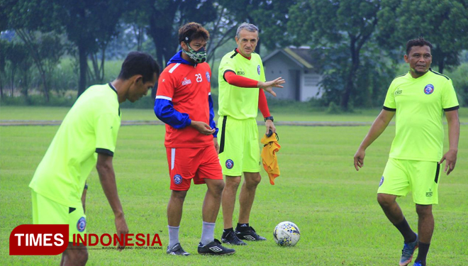 Tim Arema FC saat latihan di Lapangan Abd Saleh Malang. (FOTO: Tria Adha/TIMES Indonesia)