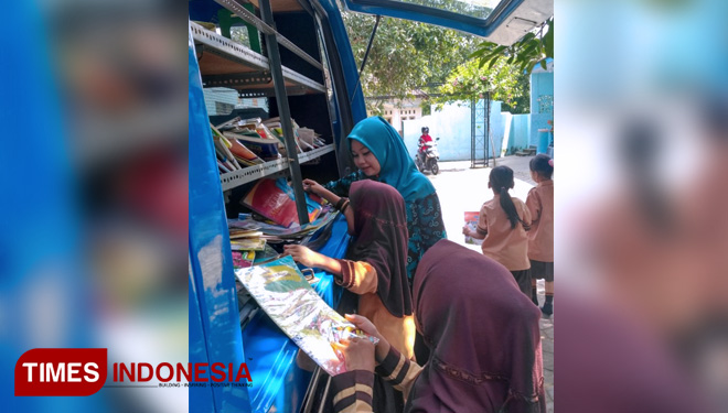 Siswa SDN 2 Bantengan sedang membaca buku di Perpustakaan Keliling (FOTO: Prinsa Ria Kurniana Sari for TIMES Indonesia)