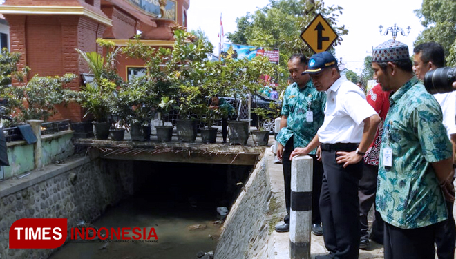 Mendikbud Muhajir Efendi saat tinjau kawasan sekolah terdampak banjir. (Foto: Evita Mukharohmah/TimesIndonesia)