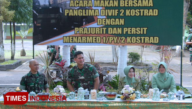 Panglima Divisi 2 Mayor Jendral Tri Yuniarnto (kiri) saat menikmati jamuan makan siang di Menarmed 1. (FOTO: Adhitya Hendra/TIMES Indonesia)