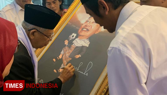 Calon Wakil Presiden (Capres) Duet 01, Abah Ma'ruf Amin menerima hadiah paling unik di hari kelahirannya, yang ke 76. Dari RUMAH JAMA'AH (foto: AkmalMarhali for TIMES Indonesia)