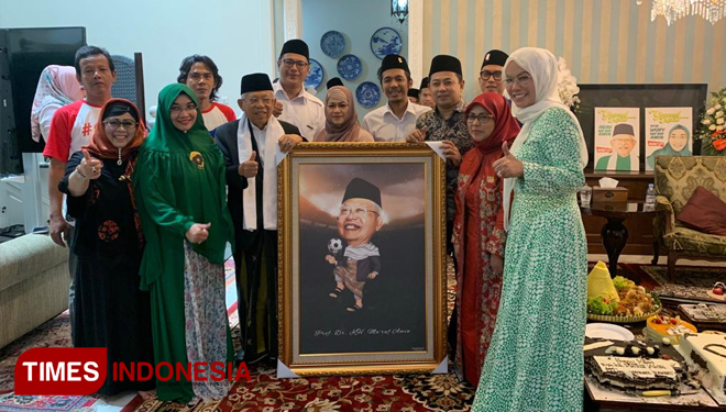 Di tengah safari silaturrahim yang sangat padat Prof. Dr. KH. Ma'ruf Amin (KMA) mendapatkan banyak kejutan. Terutama di hari Senin, 11 Maret 2019. Maklum, itu merupakan hari istimewa beliau (foto: AkmalMarhali for TIMES Indonesia)