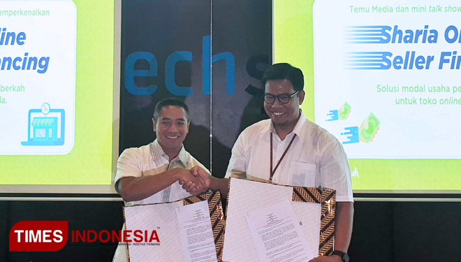 Co-Founder & CEO Investree, Adrian Gunadi, bersalaman dengan CEO Rumah Zakat, Nur Efendi, setelah penandatanganan Nota Kesepahaman Kerja Sama Donasi Investree dengan Rumah Zakat. (FOTO: Adit for TIMES Indonesia)