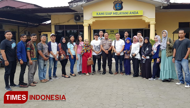 Founder Animal Defenders Indonesia, Doni Herdaru Tona bersama komunitas pecinta hewan saat melaporkan pelaku penganiayaan kucing ke Polsek Delitua, Kabupaten Deli Serdang (FOTO: Doni For TIMES Indonesia)