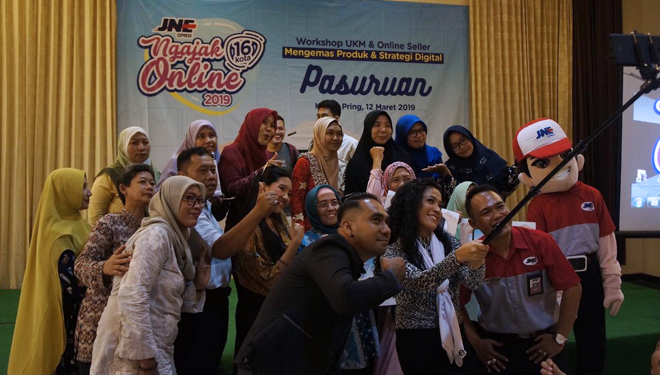 Para peserta dari kalangan UKM Pasuruan mendapat pelatihan digital marketing di program JNE Ngajak Online 2019 di Pasuruan. (FOTO: Istimewa)