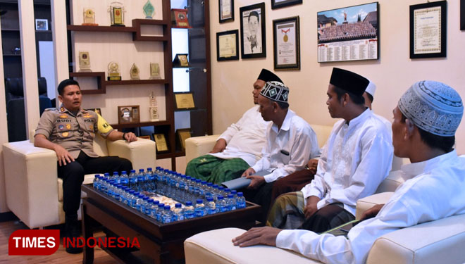 Kapolres Batu, AKBP Budi Hermanto Sik MSi saat memberikan keterangan pers bersama MUI dan Kyai Ramli. (FOTO: ist/TIMES Indonesia)