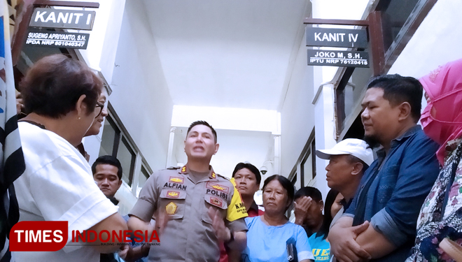 Nasabah KSU Mitra Perkasa ketika melapor ke Polresta Probolinggo. (FOTO: Happy L. Tuansyah/TIMES Indonesia)