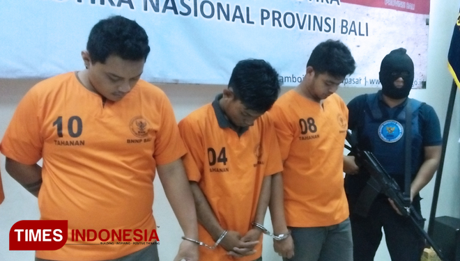Ketiga tersangka saat diamankan di BNNP Bali, Rabu (13/3/2019). (FOTO Khadafi/TIMES Indonesia).