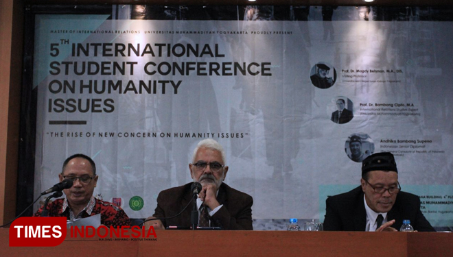Dosen UMY Prof Dr Bambang Cipto (kiri) dan Prof Dr Magdy Behman (tengah) pada diskusi 5thInternational Student Conference On Humanity di Kampus UMY, Kamis (14/3/2019). (FOTO: UMY/TIMES Indonesia)