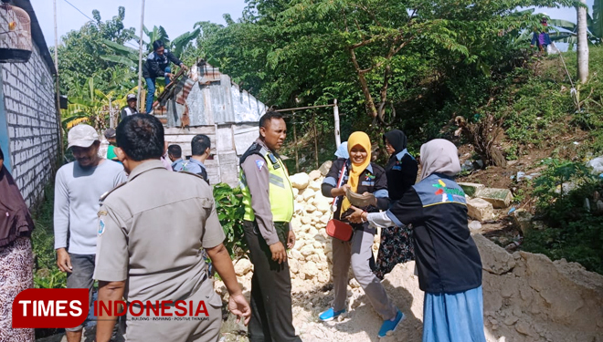 Rumah milik Joko mulai diperbaiki, Kamis (14/3/2019). (FOTO: MFA Rohmatillah/TIMES Indonesia)