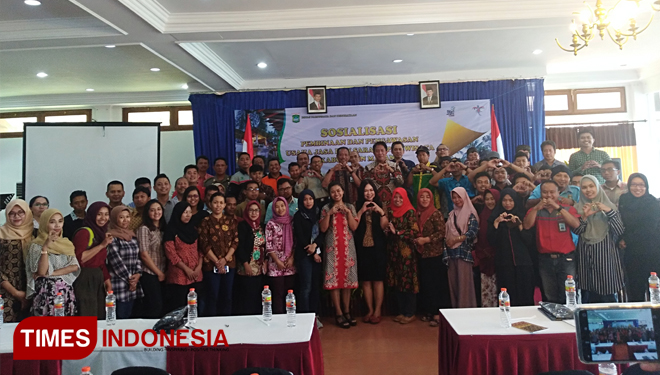 Kepala Disparbud Kabupaten Malang Made Arya Wedanthara saat berfoto bersama pelaku usaha dan jasa pariwisata. (foto : Binar Gumilang / TIMES Indonesia