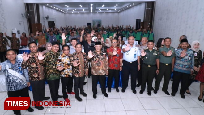 Plt Bupati Malang Drs HM Sanusi MM saat berfoto bersama peserta Sosialisasi pencegahan PMI Ilegal (FOTO: Binar Gumilang / TIMES Indonesia)