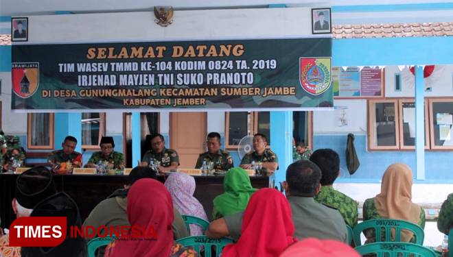 Inspektur Jenderal Angkatan Darat (Irjenad) Mayjen Suko Pranoto, saat evaluasi kegiatan TMMD 104 kodim 0824/Jember, selasa(12/3/19). (FOTO: AJP TIMES Indonesia)