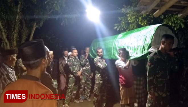Satgas TMMD Kodim Jember bantu pemakaman warga meninggal di Dusun Ajungbabi, Desa Gunung Malang. (FOTO: Siswandi/AJP TIMES Indonesia) 