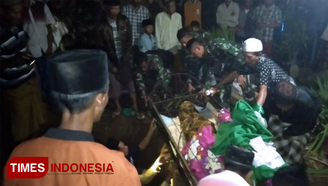Satgas TMMD 104/ Jember menghadiri pemakaman salah satu warga masyarakat yang meninggal dunia dilokasi sasaran TMMD, Rabu (13/3/19). (FOTO: AJP/TIMES Indonesia)