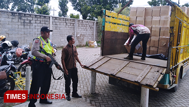 Proses distribusi surat suara yang dikawal petugas kepolisian. (FOTO: Binar Gumilang / TIMES Indonesia)