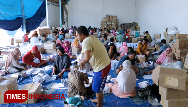 Pekerja sortir dan pelipatan surat suara pemilu 2019 di gudang KPU Pamekasan. (FOTO: Akhmad syafii/TIMES Indonesia)