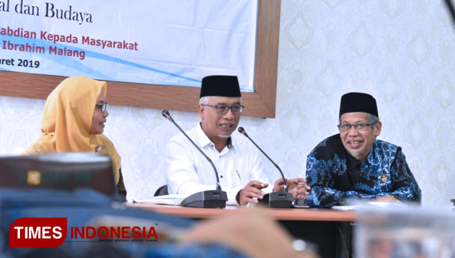 Anggota Forum Kerukunan Umat Beragama bersama Gus Isyroqun Najah dan Tutik Hamidah dalam diskusi dialog antar umat beragama. (FOTO: AJP/TIMES Indonesia)