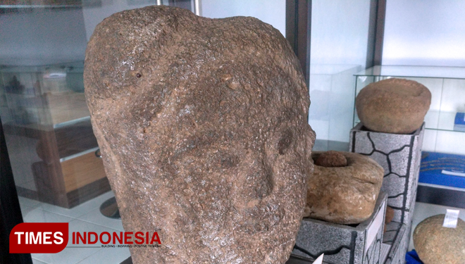 Benda Megalitikum berupa Araca Wajah Manusia yang berada di Pusat Informasi Megalitikum Bondowoso (FOTO: Moh Bahri/TIMES Indonesia) 