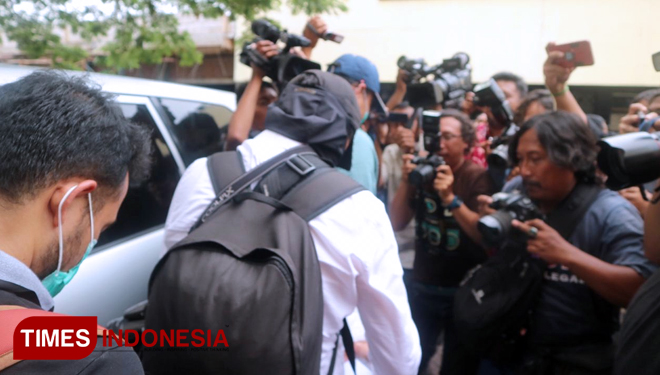 Penyidik KPK yang diduga membawa barang bukti hasil OTT Ketum PPP Romahurmuzy oleh KPK.  (FOTO: Lely/TIMES Indonesia)
