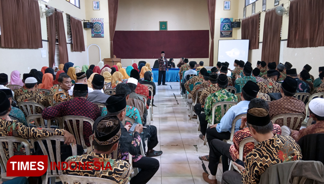 Kasi Bimas Islam, Mukhlis Abdilah dalam cara Pembinaan dan Penyerahan Surat Keputusan (SK) PAI Non PNS di Aula Uswatun khasanah (FOTO: Edi Siswanto/TIMES Indonesia)