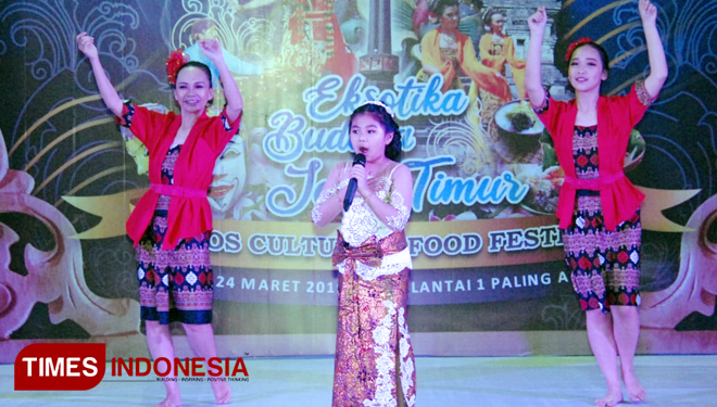 Semarak ulang tahun Lippo Malls Indonesia dibuka dengan penampilan Izabella Kiara yang membawakan lagu Gethuk, Jumat (15/3/2019) malam. (FOTO: Adhitya Hendra/TIMES Indonesia)