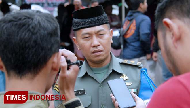 Kasdim 0833 Kota Malang, Mayor Inf Meftah Puaddi  saat diwawancarai oleh awak media di Halaman Kodim 0833/Kota Malang.(FOTO: Adhitya Hendra/TIMES Indonesia)