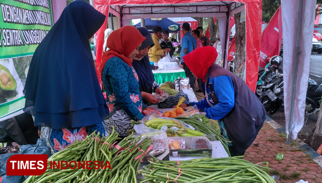 Suasan Pasar Tani yang diselenggarakan ole Pemerintah Kabupaten Bondowoso, tampak seorang warga sedang membeli sayuran (FOTO: Moh Bahri/TIMES Indonesia) 