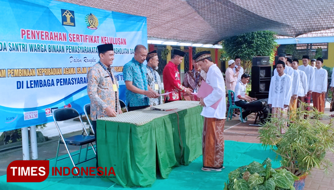 Kalapas Kelas IIB Tuban, Sugeng Indrawan, saat memberikan sertifikat santri kepada 27 orang WBP di Lapas setempat, Jum'at, (15/03/2019) (FOTO: Achmad Choirudin/TIMES Indonesia)