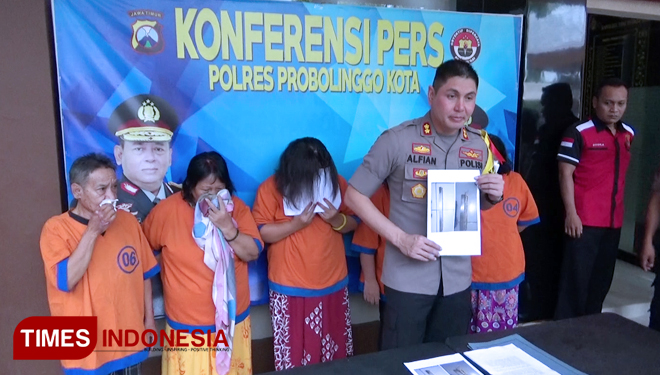 Kapolresta Probolinggo, AKBP Alfian Nurrizal dengan tersangka dan barang bukti sindikat pencurian emas. (FOTO: Happy L. Tuansyah/TIMES Indonesia)