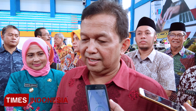 Soetrisno Bachir, usai menjadi pembicara dalam dialog Ekonomi Umat dengan tema Memperkuat UMKM dan Generasi Milenial Muhammadiyah untuk Indonesia Berkemajuan, di Gedung Olahraga (GOR) Lamongan, Jumat (15/03/2019). (FOTO: MFA Rohmatillah/TIMES Indonesia)