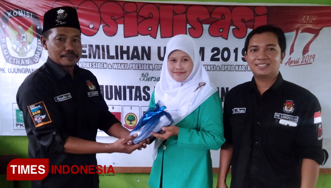 Ketua PPK Abdullah Hanif saat memberikan hadiah kepada peserta sosialisasi (FOTO: Akmal/TIMES Indonesia)