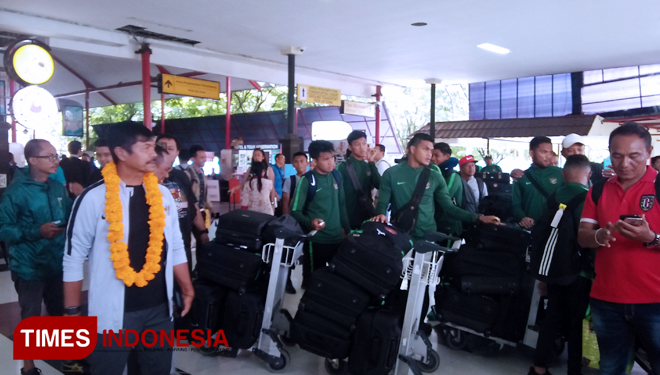 Rombongan Garuda Muda Timnas Indonesia U-22 disambut puluhan suporter dengan yel-yel saat tiba di Terminal Kedatangan Domestik Bandara Ngurah Rai, Kabupaten Badung, Bali, Jumat (15/3/2019). (FOTO: Khadafi/TIMES Indonesia)