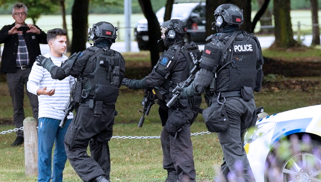 Polisi Selandia Baru siaga usai penembakan brutal terjadi di dua masjid setempat (FOTO: Reuters)