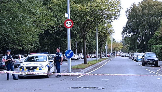 Polisi menutup kawasan tempat terjadinya penembakan masjid di kota Christchurch, Selandia Baru, Jumat (15/3/2019).(FOTO: AFP/FLYNN FOLEY)