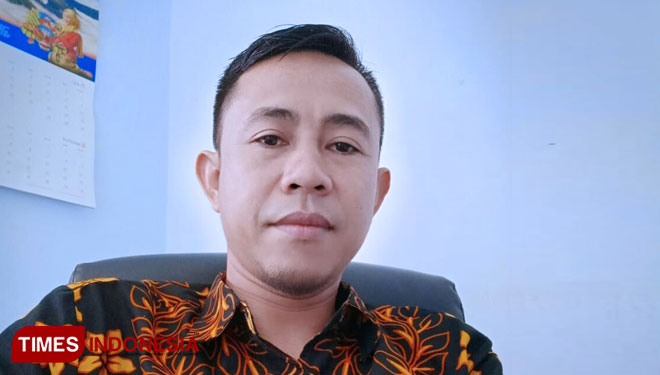 Komisioner Bawaslu Kabupaten Bondowoso Ahmad Bashori saat ditemui di ruang kerjanya (FOTO: Moh Bahri/TIMES Indonesia)
