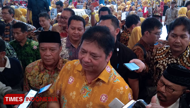 Ketua Umum DPP Partai Golkar, Airlangga Hartarto, usai melakukan kunjungan ke KUD Tani Mulyo MHS PT HM Sampoerna,  Karanglangit, Lamongan, Sabtu (16/3/2019). (FOTO: MFA Rohmatillah/TIMES Indonesia)