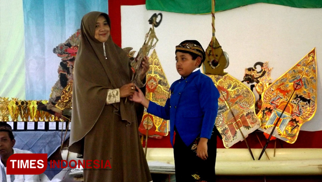 Dalang cilik Abimanyu, bersama dengan Kepala MIN 15 Magetan (Foto: Aditya Candra/TIMES Indonesia)