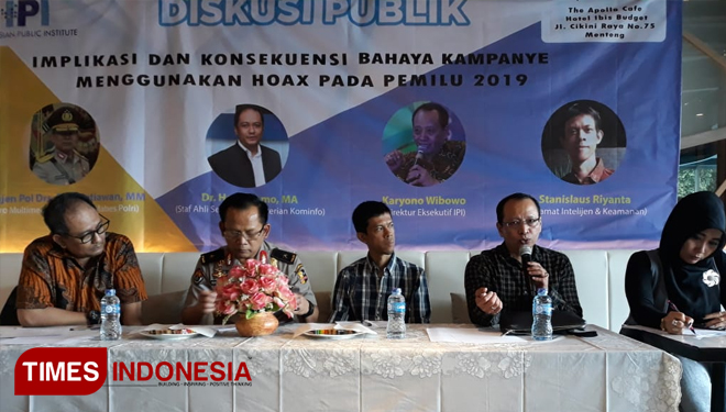 Direktur Eksekutif Indonesian Public Institute (IPI) Karyono Wibowo (dua dari kanan) dalam diskusi bertajuk 'Implikasi dan Konsekuensi Bahaya Kampanye Menggunakan Hoaks pada Pemilu 2019' di kawasan Cikini, Jakarta Pusat, Sabtu (16/3/2019). Foto: Rahmi Yat