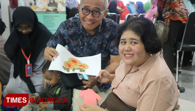 Rektor Unusa, Prof Jazidie mengapresiasi karya seorang anak Down Syndrome yang mengikuti lomba di acara Down Syndrome Hebat persembahan Unusa di Royal Plaza Surabaya, Sabtu (16/3/2019). (Foto: Lely Yuana)