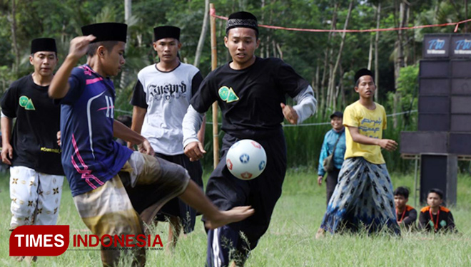 Futsal Sarungan peserta Kemah Pelajar Bhumi Arema 2019. (FOTO: Humas IPNU for TIMES Indonesia)