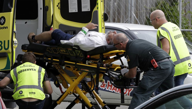 Petugas medis mengangkut seorang korban luka-luka dalam penembakan di masjid kota Christchurch, Selandia Baru, Jumat (15/3). (FOTO: VOA Indonesia)