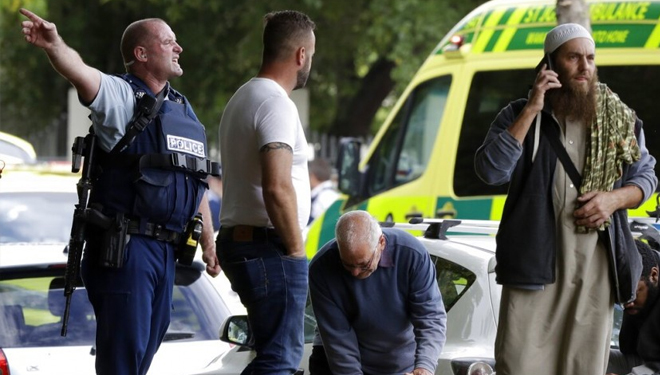 Polisi menjauhkan orang-orang dari luar masjid di Christchurch, Selandia Baru, Jumat (15/3). (Foto: AP Photo/Mark Baker)