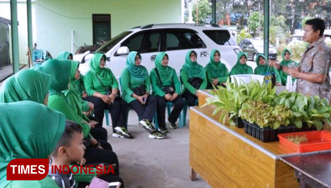 Sosialisasi tanaman Hidroponik bagi pengurus Persit KCK Cabang XXXII. (FOTO: AJP/TIMES Indonesia)