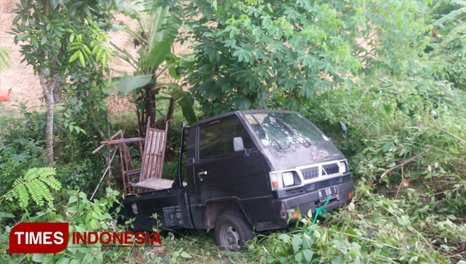 Mobil Pick Up yang bermuatan Scaffolding (Steger) jatuh ke jurang di Desa Bajur, Kecamatan Waru, Kabupaten Pamekasan.(FOTO:akhmad syafii/TIMES Indonesia)
