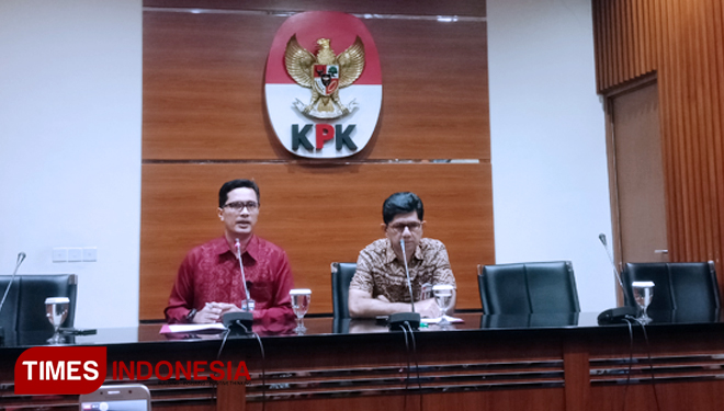 Wakil Ketua KPK RI, Laode M Syarif (kanan) saat konferensi pers di kantornya, Jl. Kuningan Persada, Jakarta Selatan, Sabtu (16/3/2019). (FOTO: Rahmi Yati Abrar/TIMES Indonesia)