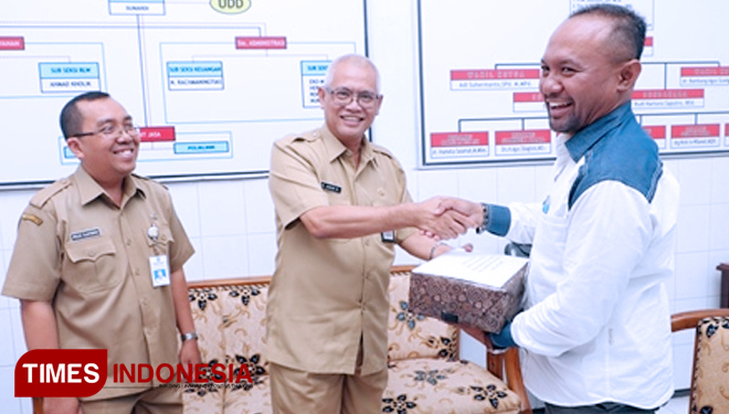 Penyaluran donasi oleh Sekda Kota Probolinggo pada Ketua PMI. (FOTO: Humas for TIMES Indonesia)