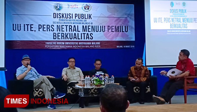Tokoh Pers Nasional, Bagir Manan saat mengisi diskusi Publik tokoh pers nasional di UWG Malang. (FOTO: Imadudin M/TIMES Indonesia)